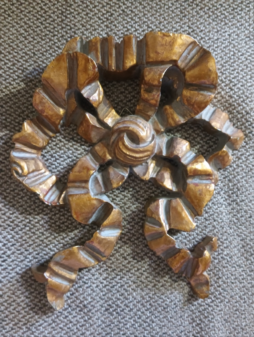 Vintage Ribbon & Bow Wood Carving Wall Decor